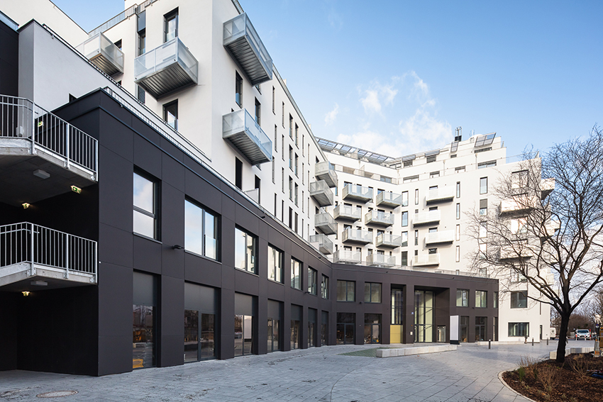 vonkajší podľad na moderný bytový dom s balkónmi