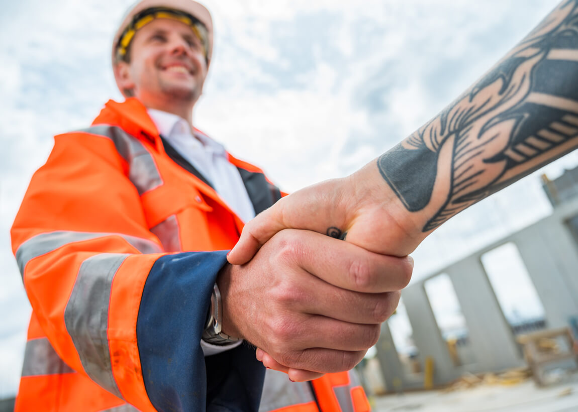 Handschlag auf Baustelle