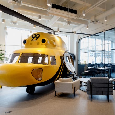 Vrtulník v kanceláři společnosti LIFT99