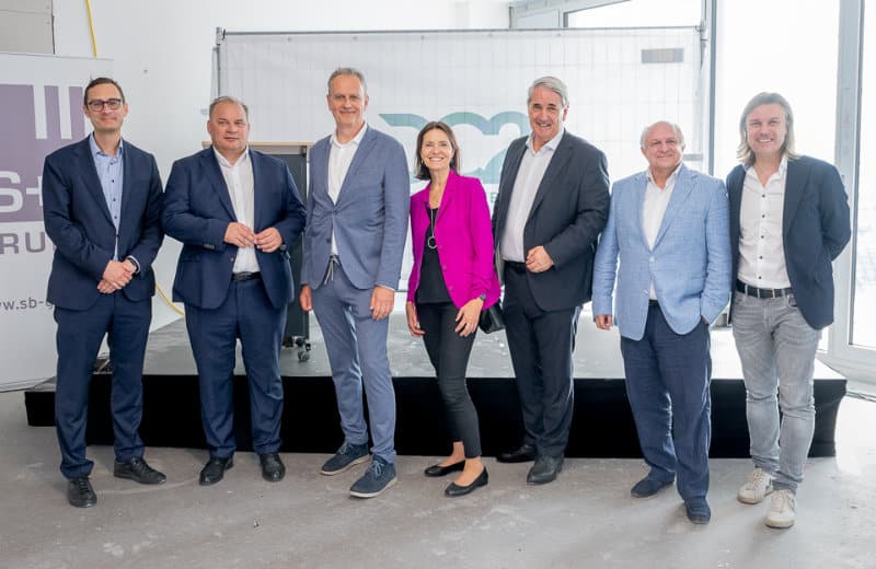 v-l-n-r-henning-koch-cri-paul-lamprecht-porr-martin-schilling-porr-heike-beyer-cri-bv-ernst-nevrivy-22-bezirk-wolfdieter-jarisch-sb-und-reinhard-schertler-sb-bei-der-gleichenfeier-des-dc2-c-leadersnet